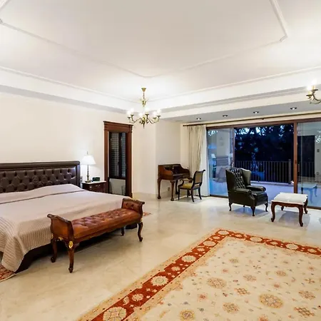Stunning Luxury In Excellent Condition
