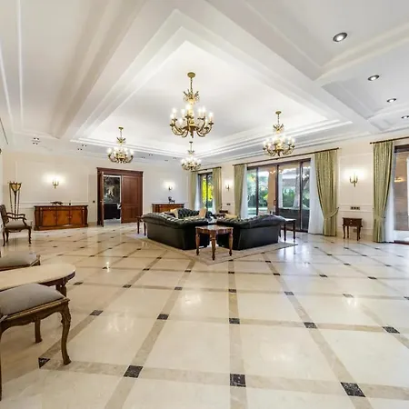 Stunning Luxury In Excellent Condition Apartment *