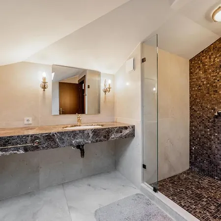 Stunning Luxury In Excellent Condition