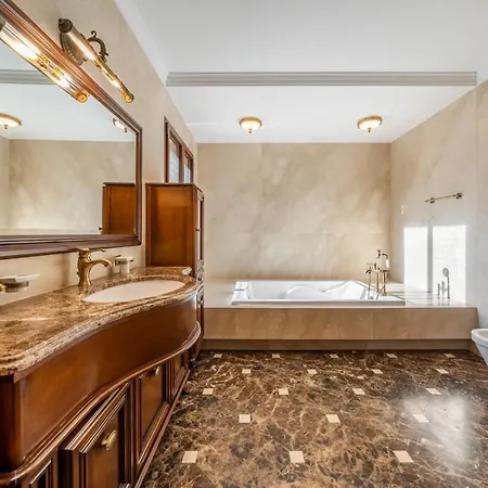 Apartment Stunning Luxury In Excellent Condition *