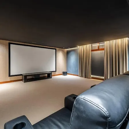 Stunning Luxury In Excellent Condition Apartment *