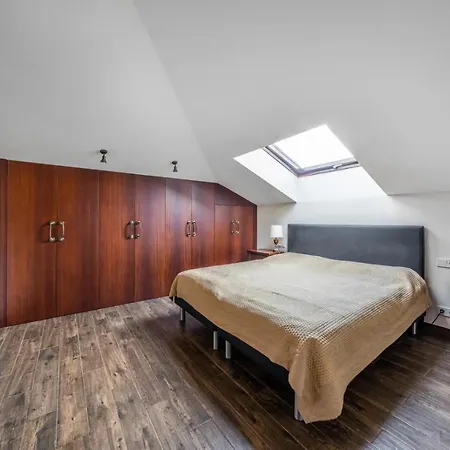 Stunning Luxury In Excellent Condition Apartment *