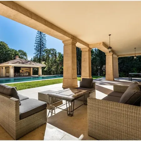 Stunning Luxury In Excellent Condition Apartment Marbella