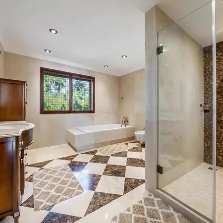 Stunning Luxury In Excellent Condition *