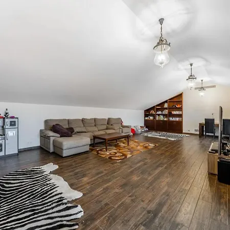 Stunning Luxury In Excellent Condition Apartment *